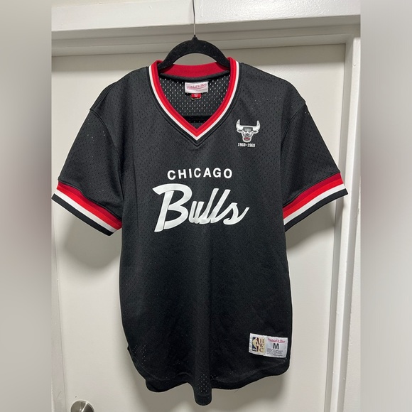 Men's Chicago Bulls Mitchell & Ness Black Hardwood Classics Script Mesh V-Neck T - Picture 1 of 4